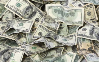 美国一运钞车掉落30万现金：50多名路人现场捡钱瓜分 ！