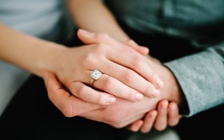 司机路遇孤独婚车：主动为其开道 ！