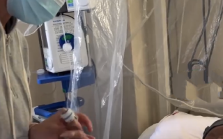 女子在病床前与患癌男友互戴戒指 ！网友：这时爱神在嘲笑死神的无能！