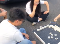 高速堵车6小时 车友坐地打麻将！网友：这是出门看攻略了啊！
