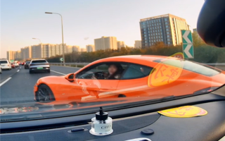 女子开保时捷跑车别停后车并辱骂对方 官方通报：拘了 ！