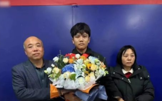 富豪寻子答谢宴妈妈向丈夫儿子道歉：在台上泪流满面 ！