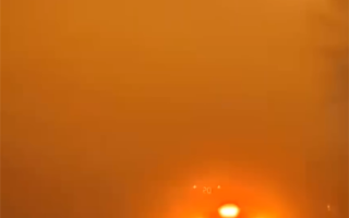 多名网友拍下新疆特强沙尘暴：天地变色！能见度不到50米 ！