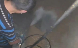 又一名危化车司机 在“洗罐”时倒下：晕倒后掉进罐内，窒息死亡 ！