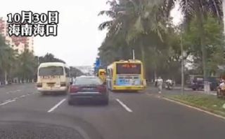 奥迪轿车短短40秒内变道4次恶意别车：小车被撞进绿化带！