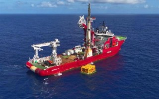 “深海一号”二期工程水下“油气枢纽站”就位：吊装重量达540吨 !