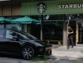 黑武士版理想i8官曝 李想本人当车模：手拿一杯星巴克 !
