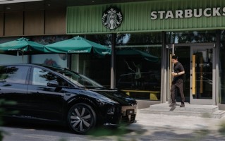 黑武士版理想i8官曝 李想本人当车模：手拿一杯星巴克 !