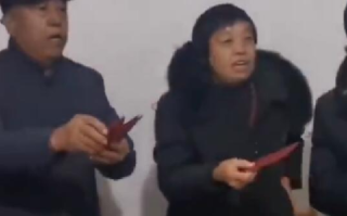 解清帅跟妈妈认亲戚收获满把红包：七大姑八大姨一阵拉扯硬塞！