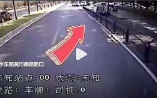 快递车侧翻公交司机乘客掀车救人：快递员表示身体并无大碍 ！