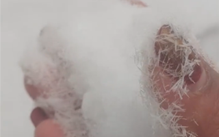 30年来头次见！安徽一女子拍下罕见“冰针”雪：形成条件苛刻 ！