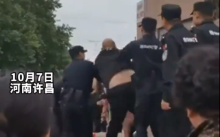 男子攀爬大禹像被拽下后遭怒踹 ！大叔：小子，我忍你好久了！