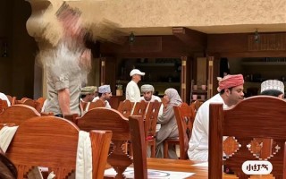 马云现身阿曼餐厅被网友偶遇：头戴鸭舌帽 风采依旧 ！