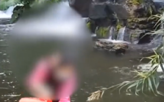 广州一女子景区瀑布内洗衣服：面对路人的劝解，女子充耳不闻 ！