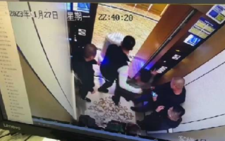 机器人准备进电梯被两男子踹倒 ！知情人：人被酒店找了 赔偿4500元 ！