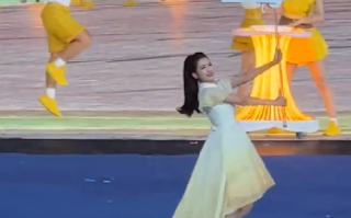 亚运会引导员把桂花穿在身上：向亚洲各国运动员传达吉祥与友好之意 ！