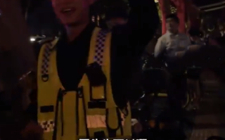 交警边指挥交通边说自己不是coser：被要求排队合影，让人哭笑不得 ！
