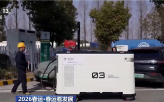 电车返乡不再焦虑！充电机器人送电到车 这届高速服务区太硬核了 !