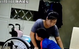 小男孩拼尽全力扶瘫痪妈妈上轮椅！妈妈：当时既无奈又无助，更多的是心疼 ！