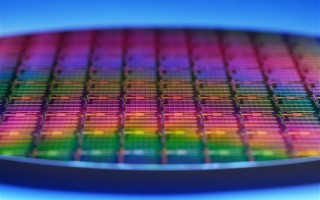 Intel 48核心五代至强新U首次跑分！完败于AMD 48核心 ！