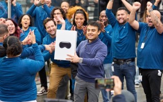 花掉2.5万元的快乐！全球第一位苹果Vision Pro用户现身：如英雄般享受欢呼 ！