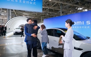 亲自给车主开门！雷军晒小米SU7北京首批车主交付仪式现场视频 !