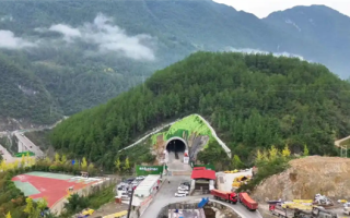 下穿4A级景区！西渝高铁大象洞隧道顺利贯通 !