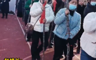 学校期中给3000名学生发甘蔗鲤鱼：“愿大家鱼跃龙门 节节高升” ！