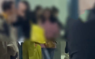 张韶涵演唱会歌迷因女厕人多用男厕 ！拍摄者：希望男性隐私也能得到尊重 ！