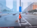 曝某智能辅助驾驶车辆径直冲向环卫工人：无视交规变道 画面诡异 ！