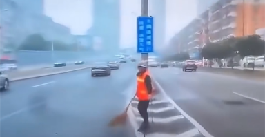 曝某智能辅助驾驶车辆径直冲向环卫工人：无视交规变道 画面诡异 ！