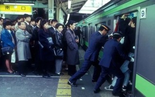 东京打工人平均通勤时间95分钟 北京94分钟：房租太贵 ！