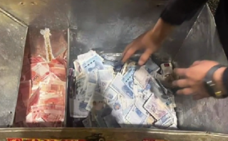 夫妻开车回家：装6万现金铁箱掉路上 ！