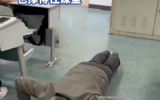 6旬教授教室表演手指俯卧撑！网友：十根手指撑得起身体 也撑得住课堂！