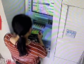男子取钱忘拔卡被女子取走4000元！警方回应：女子系误取，正在寻找 ！