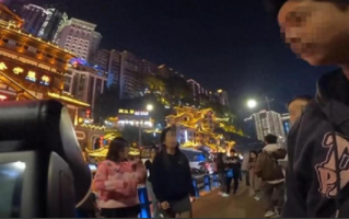 网友曝洪崖洞拍照遭阻拦 官方回应：阻挠拍照不合理，将处理 ！