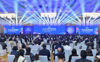 莫言活动现场调侃余华的字写得难看！直言：我要故意气一下他 ！