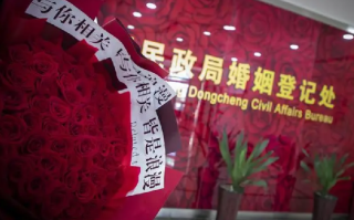 已婚多年女子3次假结婚诈骗66万：婚礼现场全是雇佣临时演员 ！