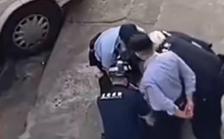 男子被制伏后遭狂踩脚踝?警方回应：执法可能存在不妥，已启动调查 ！