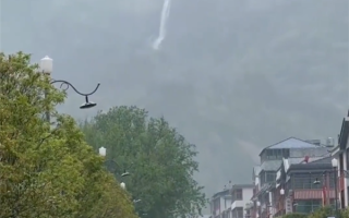 暴雨中庐山瀑布如银河倾泻！网友惊叹：李白的诗句竟成眼前真景 !