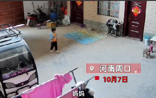 女儿一遍遍喊妈妈女子看后连夜赶回：场面令人感到心酸 ！