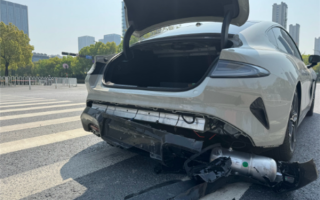 小米SU7被追尾撞掉气罐 小米汽车：后车是跑车 车头太低了 ！