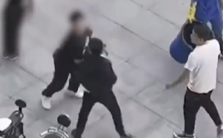高校情侣与校外人士起冲突大打出手：女生指责旁边的两位男子盯着自己看 ！