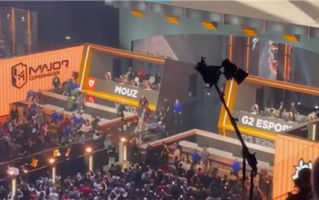 《CS2》比赛中观众冲上舞台与安保人员纠缠 结果撞碎奖杯 ！