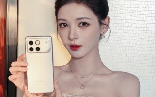 张予曦晒出荣耀WIN 网友：人美 机器也美 ！