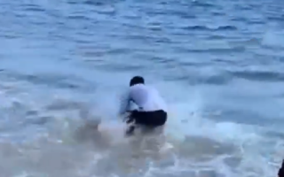 幼童被海浪卷走好心大哥飞奔捞起 ！工作人员：家长才是孩子第一监护人！