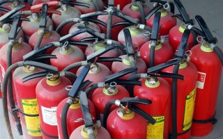 央视315晚会曝光非标灭火器！商家直言：它100%灭不了火 越灭火越大 ！