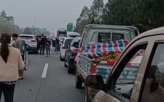 生财有道！高速遇堵车小货车用喇叭喊卖沃柑：1个半小时卖半车 ！