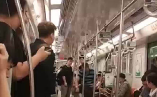 大爷被穿短裙女子指责看腿后发飙：我翘着二郎腿我看自己的不能看？