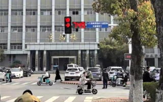 大学校园内现999秒超长红绿灯 网友：等灯时间够给我拍个违停了 ！